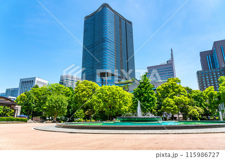 【東京都】初夏の新緑が綺麗な日比谷公園の噴水と東京ミッドタウン日比谷 【東京都】初夏の新緑が綺麗な日比谷公園の噴水と東京ミッドタウン日比谷 115986727