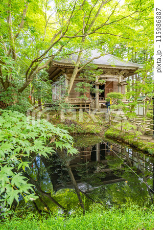 中尊寺　峯薬師堂　リフレクション　池　反射　堂の向かって右傍に建つ石造の宝塔は12世紀のもの 115986887