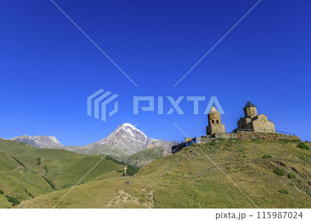 カズベク山とゲルゲティ三位一体教会 115987024