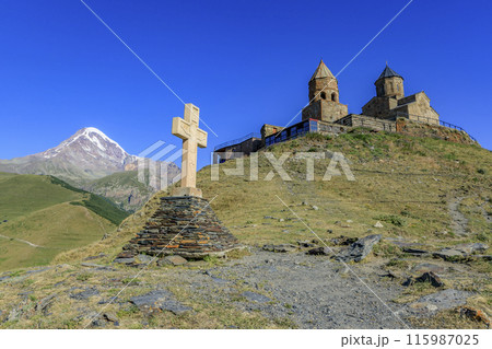 カズベク山とゲルゲティ三位一体教会 カズベク山とゲルゲティ三位一体教会 115987025