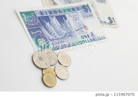 白い背景で撮った 少し古い世界のお金シリーズ シンガポールドル 白い背景で撮った 少し古い世界のお金シリーズ シンガポールドル 115987070
