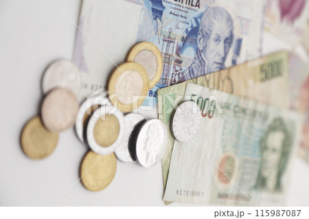 白い背景で撮った 少し古い世界のお金シリーズ イタリアリラ 白い背景で撮った 少し古い世界のお金シリーズ イタリアリラ 115987087