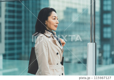 a forty-something woman 115987127