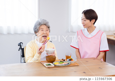 介護 食事を楽しむシニアと介護士 介護 食事を楽しむシニアと介護士 115987306