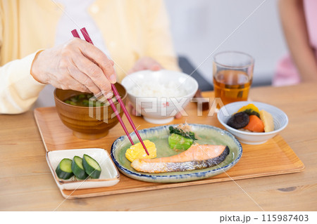 食事シーン　食事を楽しむシニア女性の手元 115987403