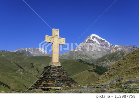 十字架とカズベク山 115987759