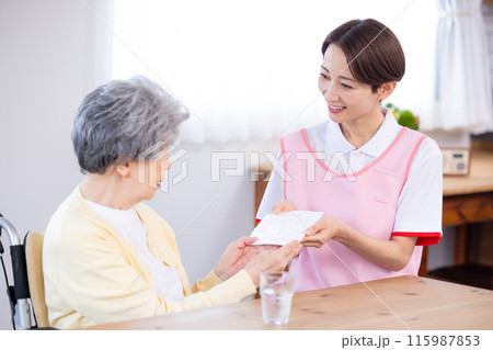 介護イメージ　お薬を飲むシニア女性 115987853