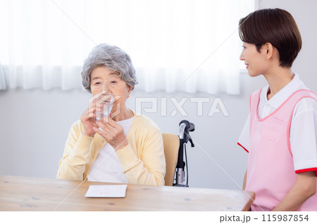 介護イメージ　お薬を飲むシニア女性 115987854