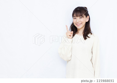 人差し指を立てる女性 115988031