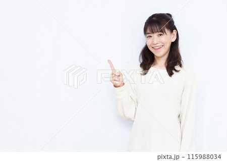 人差し指を立てる女性 115988034