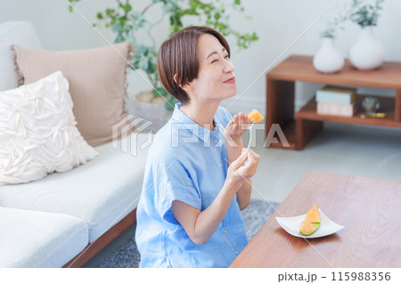 デザートのメロンを食べる女性 デザートのメロンを食べる女性 115988356
