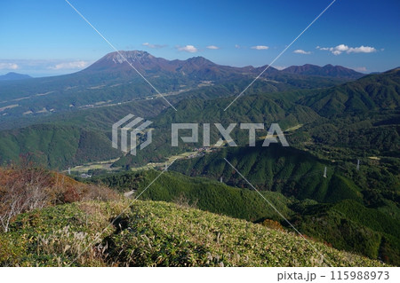 鳥取県側毛無山登山道展望台から観た秋の大山と蒜山のパノラマ風景　Ver1 115988973