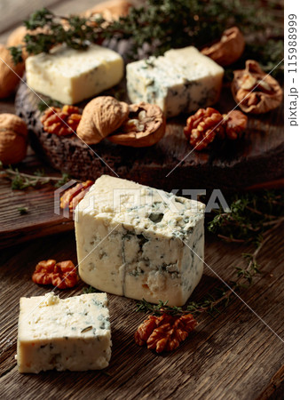 Blue cheese with walnuts and thyme. 115988999
