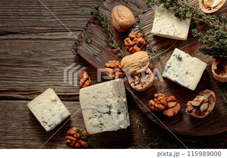 Blue cheese with walnuts and thyme. 115989000