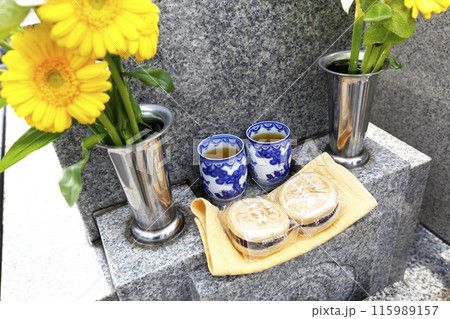 お墓に供えられた花とお茶 和菓子 お墓に供えられた花とお茶 和菓子 115989157