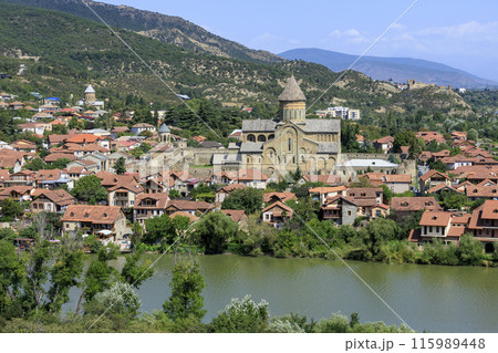 スヴェティツホヴェリ大聖堂とクラ川とムツヘタ街並み 115989448