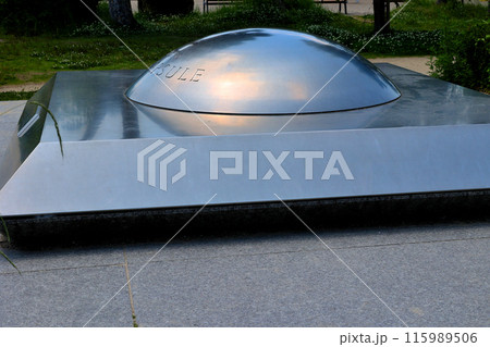 大阪城公園　の　EXPO'70のタイムカプセル 115989506