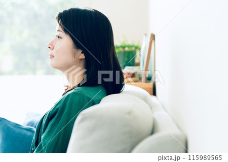 リビングでくつろぐ若い女性 115989565