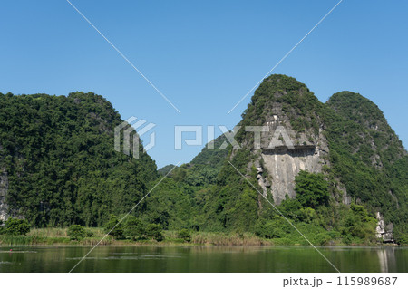 ベトナムハノイ 渓谷の川を手漕ぎのボートで進むニンビンのボートツアーで立ち寄るキングコングのロケ地 ベトナムハノイ 渓谷の川を手漕ぎのボートで進むニンビンのボートツアーで立ち寄るキングコングのロケ地 115989687