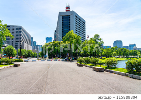 【東京都】初夏の新緑が綺麗な警視庁 115989804
