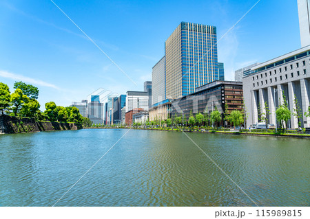 【東京都】緑が綺麗な丸の内のオフィス街と日比谷濠 115989815