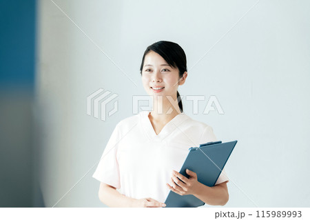 看護師の若い女性 115989993