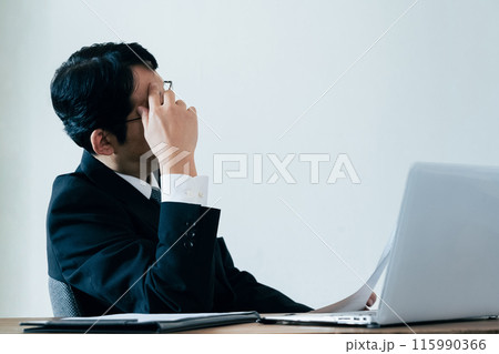 書類を見る採用担当の男性 115990366