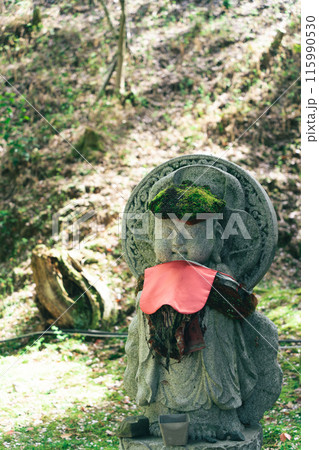 頭に苔が乗ったお地蔵さん 115990530