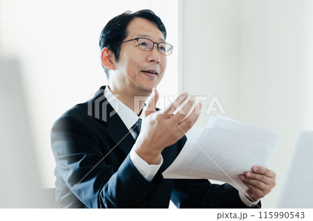 説明する士業の男性 115990543