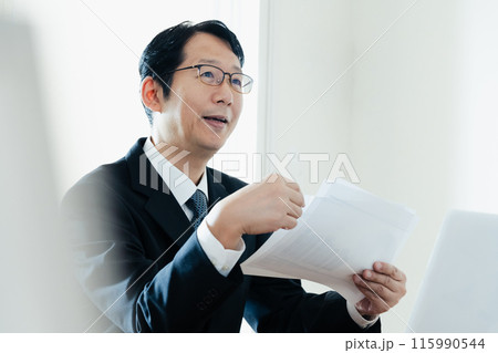 説明する士業の男性 115990544
