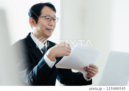 説明する士業の男性 115990545
