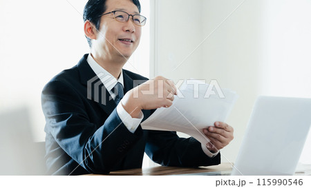説明する士業の男性 115990546
