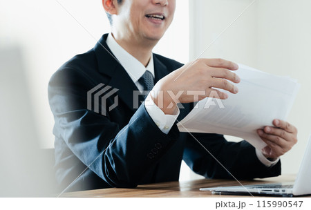 説明する士業の男性 115990547