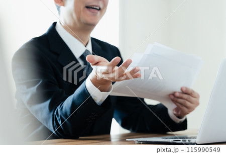 説明する士業の男性 115990549