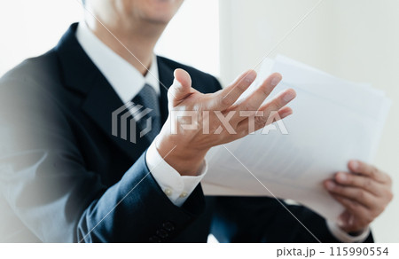 説明する士業の男性 115990554