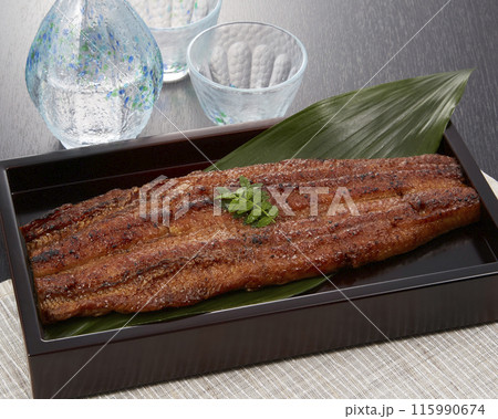 うなぎ蒲焼をアテに冷酒のイメージ 115990674