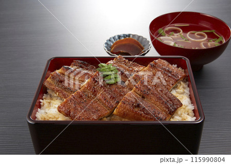 お重に入った豪華な関西風のうなぎ お重に入った豪華な関西風のうなぎ 115990804