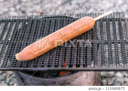 【オートキャンプ場でソロキャンプ 網でフランクを焼く】 【オートキャンプ場でソロキャンプ 網でフランクを焼く】 115990875