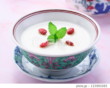 杏仁豆腐 クコの実とミントを飾りに 115991085