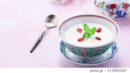 杏仁豆腐 クコの実とミントを飾りに 115991087