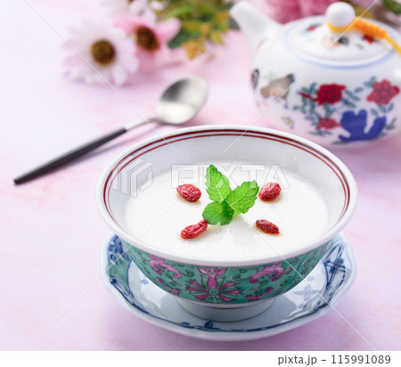 杏仁豆腐 クコの実とミントを飾りに 115991089