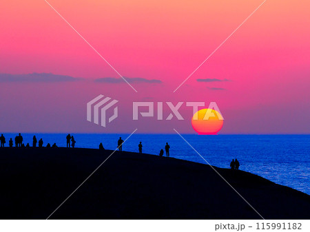 鳥取砂丘「馬の背」から望む夕陽。 115991182