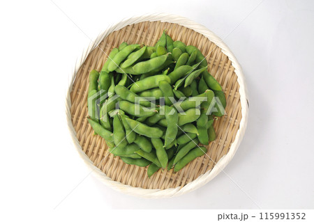 ザルに盛られた新鮮な枝豆 ザルに盛られた新鮮な枝豆 115991352