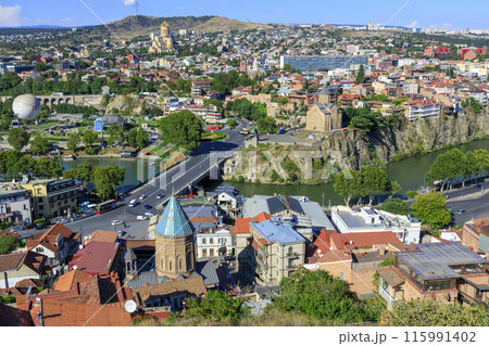 至聖三者大聖堂とトビリシ街並み 115991402