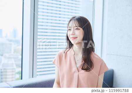 オフィスのソファーに座る女性 115991788