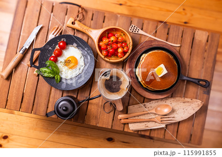 パンケーキで朝食　Pancake breakfast outdoors at the villa 115991855