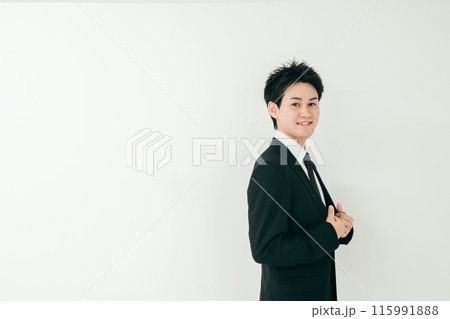 笑顔で立つビジネスマン 115991888