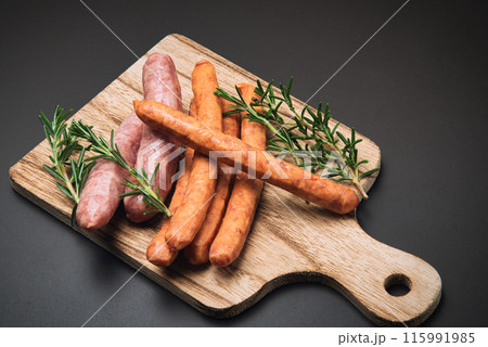 美味しそうなソーセージをカッティングボードにのせて 115991985
