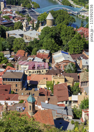 トビリシ街並みとシオニ大聖堂と平和の橋 115992036