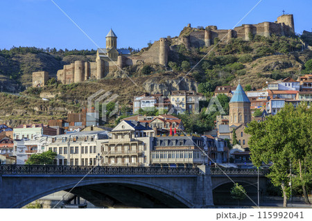 トビリシ街並みとナリカラ要塞 115992041